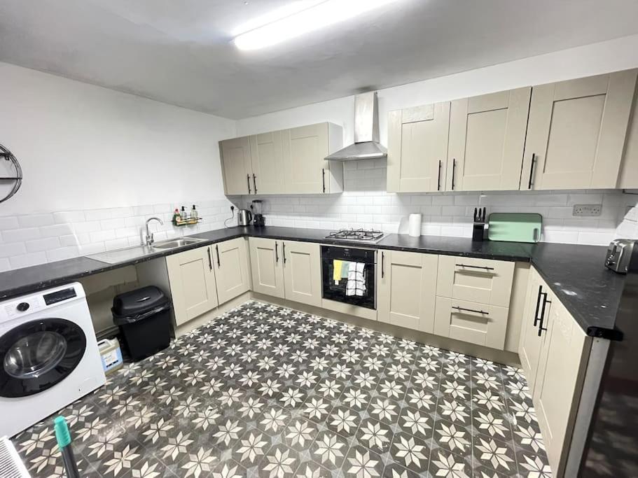 30 Percent Off Weekly Stays - 6 Bedroom House - 11 Beds Blackpool Esterno foto
